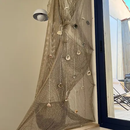 Maisonnette De Pecheur Avec Vue Sur L'etang De Thau