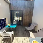 Maisonnette De Pecheur Avec Vue Sur L'etang De Thau