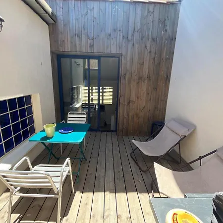 Maisonnette De Pecheur Avec Vue Sur L'etang De Thau