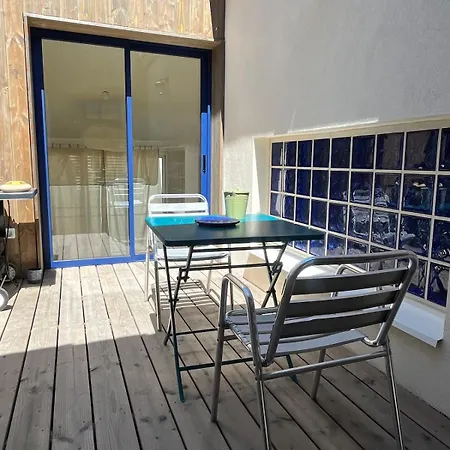 Maisonnette De Pêcheur Avec Vue Sur L'étang De Thau