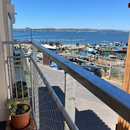 Maisonnette De Pêcheur Avec Vue Sur L'étang De Thau Sète