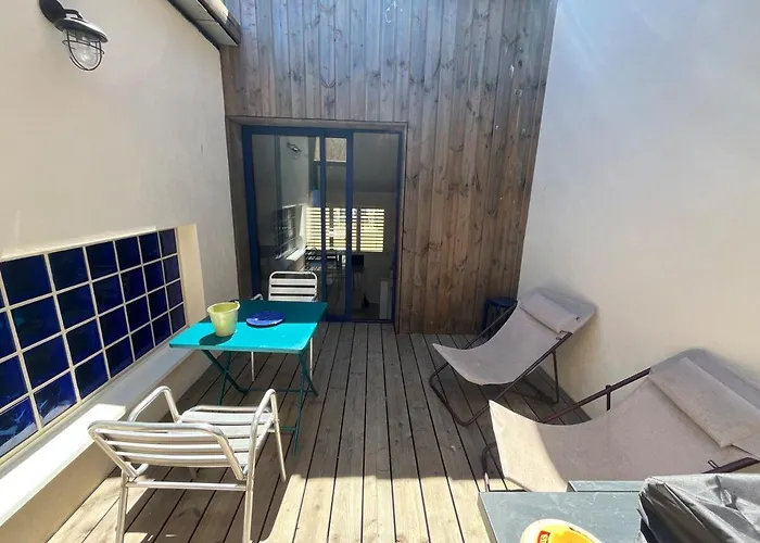 Maisonnette De Pêcheur Avec Vue Sur L'étang De Thau