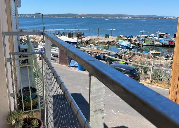 Maisonnette De Pêcheur Avec Vue Sur L'étang De Thau Sète