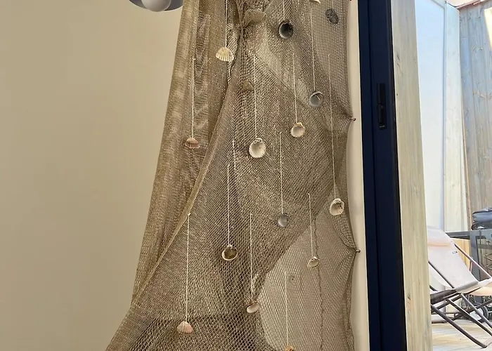 Maisonnette De Pêcheur Avec Vue Sur L'étang De Thau